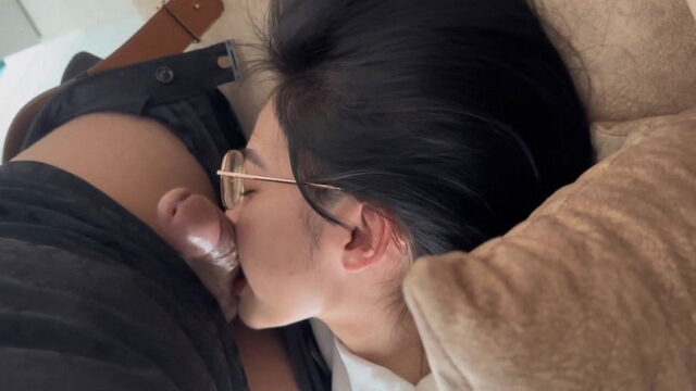 Bé sinh viên kính cận mút phê quá em vứt cả kính sang bên