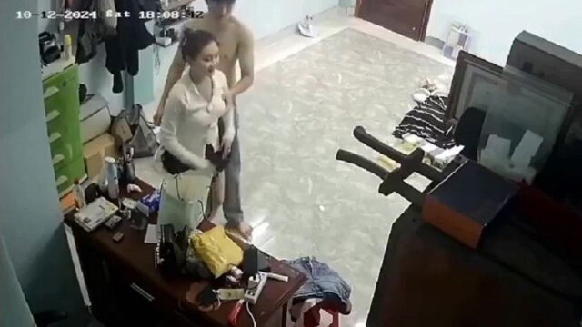 Chồng vắng nhà vợ trẻ được người tình tặng váy mới và làm luôn 1 nháy tại phòng ngủ