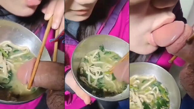 Độc lạ em ăn mì còn lấy chim anh chấm vào nước để mút